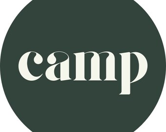 Può includere: Un cerchio verde con la parola "camp" in testo bianco.