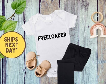 Grappige Freeloader Baby Onesie, Grappige Baby Bodysuit voor nieuwe baby, nieuwe baby outfit, grappige unisex Gerber Baby Onesie, grappig cadeau voor baby douche