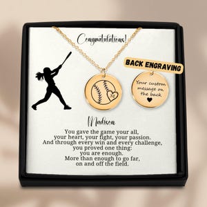 Collier softball personnalisé initiale – Prénom sur carte, cadeau joueuse fin de saison, senior night, bijou motivation softball fille