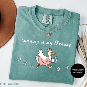 Running Is My Therapy T-shirt, Goose Running Nurse Humor, Söt löpar-T-shirt, Löpare-Gift Komfortfärger