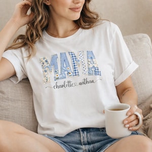 Puede incluir: Un letrero de madera rústico con el texto "Welcome to our home" en letras blancas. El letrero presenta un acabado envejecido y un diseño sencillo y acogedor.