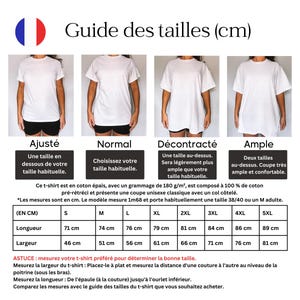 May include: A white t-shirt size guide in French, with measurements in centimeters. The guide shows four different fits: Fitted, Normal, Relaxed, and Wide. Measurements for sizes S to 5XL are provided, including length and width.