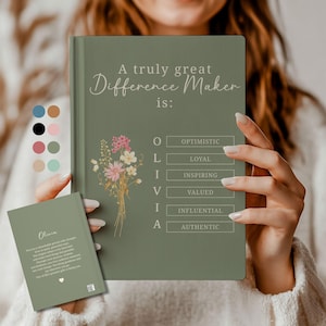 Peut inclure: Un journal vert sauge avec le texte "A truly great Difference Maker is:" et le nom "Olivia" épelé avec des attributs positifs. Un motif floral est sur le côté gauche. Un petit journal avec le nom "Olivia" est également visible.
