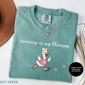 Running Is My Therapy T-shirt, Goose Running Nurse Humor, Söt löpar-T-shirt, Löpare-Gift Komfortfärger