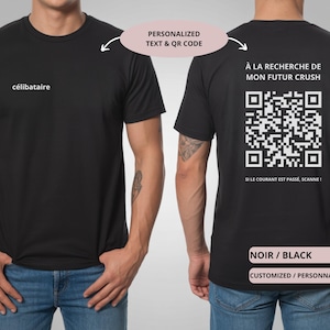 Peut inclure: T-shirt noir avec le texte blanc "célibataire" à l'avant. Le dos présente un code QR et le texte "À LA RECHERCHE DE MON FUTUR CRUSH" et "SI LE COURANT EST PASSÉ, SCANNE!". Le t-shirt a aussi le texte "NOIR / BLACK" et "CUSTOMIZED / PERSONNALISÉ".