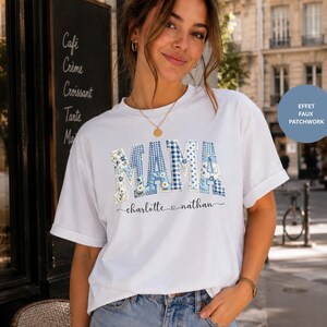 Puede incluir: Una camiseta blanca de manga corta con la palabra MAMA en un patrón de patchwork azul y blanco con estampados florales y de cuadros vichy. Debajo de la palabra, los nombres charlotte y nathan están impresos en cursiva negra con un corazón.
