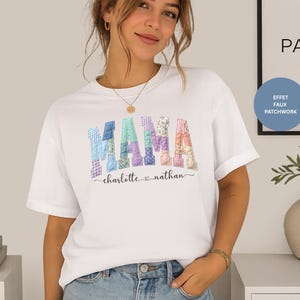 Può includere: Una t-shirt bianca a maniche corte con la parola MAMA in un motivo patchwork multicolore con varie stampe floreali e a quadretti. Sotto la parola MAMA, i nomi charlotte e nathan sono stampati in un carattere corsivo di colore nero.