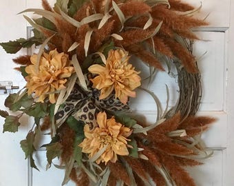 Ghirlanda autunnale arancione: fiocco di iuta con ghepardo, grano e fiori
