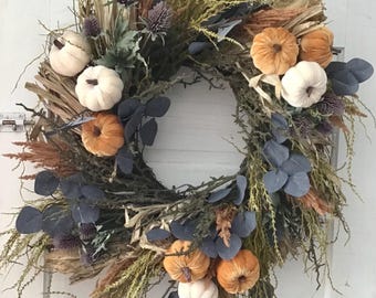 Corona de calabaza otoñal de terciopelo iluminada: decoración otoñal para puertas de estilo rústico.