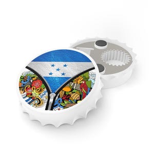 Puede incluir: Abrebotellas blanco con respaldo magnético. La parte delantera presenta un diseño de cremallera con la bandera de Honduras a un lado y un diseño de garabatos coloridos al otro.