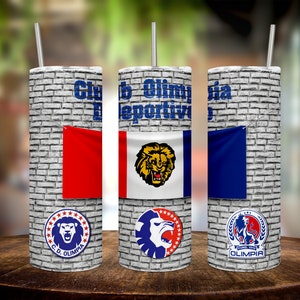 Puede incluir: Tres vasos blancos con un patrón de ladrillo y un diseño de bandera azul, roja y blanca. Cada vaso presenta un logotipo de león con el texto "Club Deportivo Olimpia" en azul.