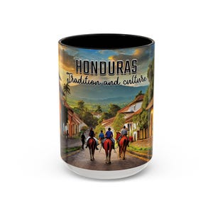 Puede incluir: Taza de cerámica blanca con interior negro y una imagen colorida de una escena callejera en Honduras. La imagen presenta a un grupo de personas montando a caballo por una calle adoquinada. El texto "Honduras Tradición y Cultura" está impreso en la taza.