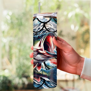 Puede incluir: Un vaso de acero inoxidable con un gráfico colorido de un pez de bajo saltando fuera del agua. El vaso tiene una tapa y una pajita.