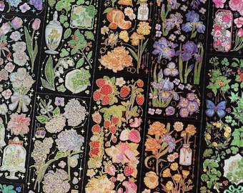 Op de afbeelding: Een vel met gouden folie stickers met verschillende bloem-, vlinder- en natuur geïnspireerde ontwerpen. De stickers zijn op een zwarte achtergrond en hebben een glanzende, metallic afwerking.