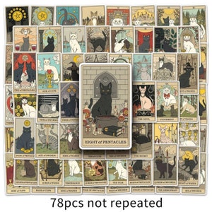 Könnte beinhalten: Ein Set mit 78 Tarotkarten mit schwarzen Katzen und verschiedenen Symbolen. Die Karten sind im Vintage-Stil mit schwarzem Hintergrund und goldenen Akzenten illustriert. Die Karten sind mit den Namen der Farben und den Nummern der Karten beschriftet. Der Text "78pcs not repeated" ist unten im Bild gedruckt.