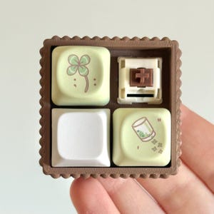 4 Button Desktop Mechanical Keyboard Fidget Toy - 4 Key Sensory ADHD Fidget Toy Keychain with Creamy Switches & Green Lucky Charm Keycaps