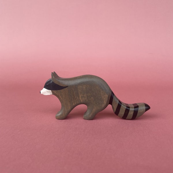 Wooden raccoon figurine - Wooden animal toys - Forest animal toys -  Wooden animal figurines - Raccoon toy