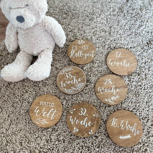 Meilensteinkarten Schwangerschaft handgemacht Holz personalisiert Baby Kalligrafie Geschenk Geburt