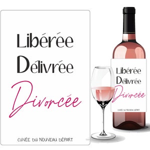 Op de afbeelding: Een fles rosé wijn met een wit etiket waarop "Libérée Délivrée Divorcée Cuvée du Nouveau Départ" staat. Een glas rosé wijn staat voor de fles.