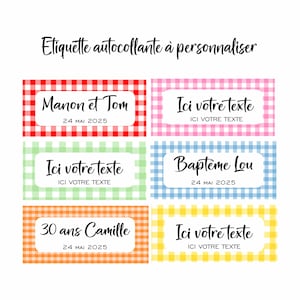Peut inclure: Quatre étiquettes cadeaux à motifs vichy colorés avec du texte. La première étiquette est rouge et blanche avec le texte "Manon et Tom" et "24 MAI 2025". La deuxième étiquette est rose et blanche avec le texte "Ici votre texte" et "ICI VOTRE TEXTE". La troisième étiquette est verte et blanche avec le texte "Ici votre texte" et "ICI VOTRE TEXTE". La quatrième étiquette est bleue et blanche avec le texte "Baptême Lou" et "24 MAI 2025".