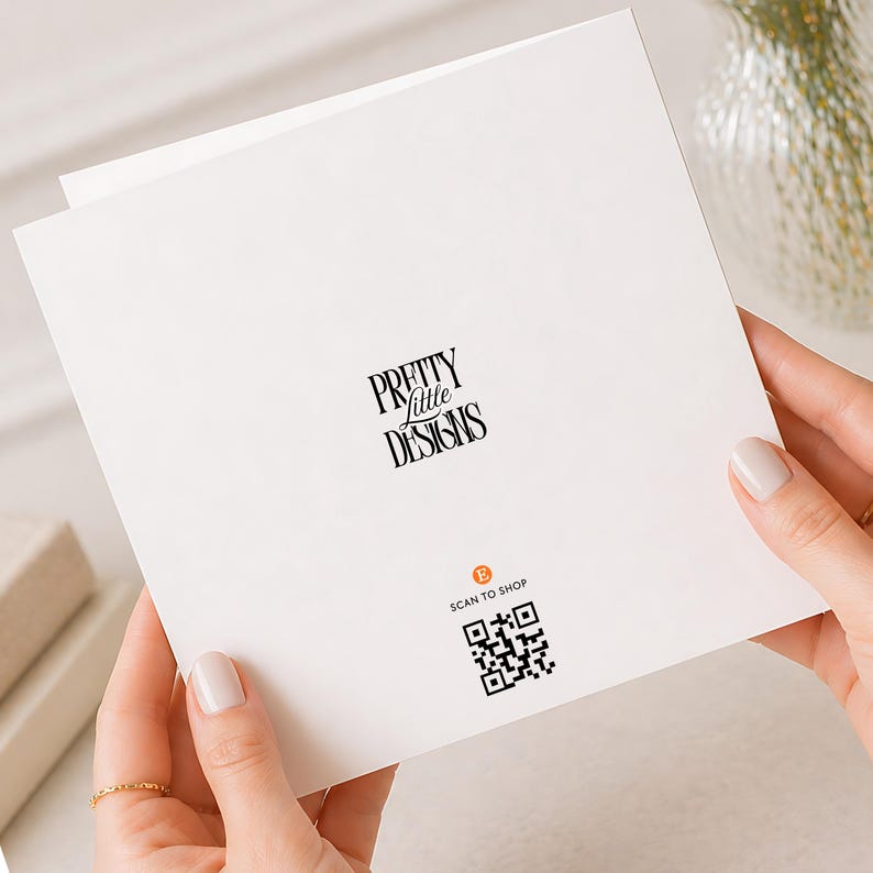 K&ouml;nnte beinhalten: Eine quadratische wei&szlig;e Karte mit dem schwarzen Text Pretty Little Designs in der Mitte. Unter dem Text befindet sich ein kleines orangefarbenes Etsy-Logo-Symbol mit dem schwarzen Schriftzug SCAN TO SHOP und einem schwarz-wei&szlig;en QR-Code.