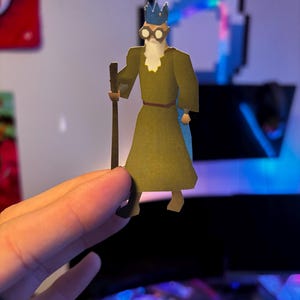 Confezione da 15 adesivi fustellati Wise Old Man (15 confezioni/conteggio) Adesivi Oldschool-Runescape resistenti all'acqua/alle intemperie! DIMENSIONE; 1,5"x3,5