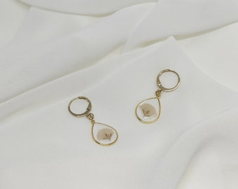 Boucles d’Oreilles Dorées en forme de Goutte en Acier Inoxydable, Résine et Fleur Séchée Naturelle, Gypsophile Blanche. Fabriqué à la Main.