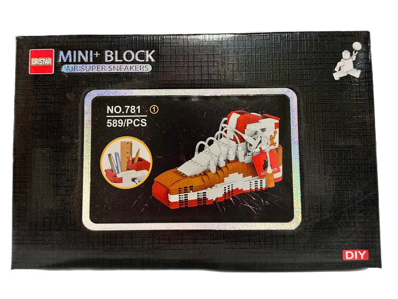 Puede incluir: Una caja negra con una zapatilla roja y blanca hecha de bloques de construcci&oacute;n. La caja dice "Mini+ Block Air Super Sneakers" y "No. 781 589/PCS".