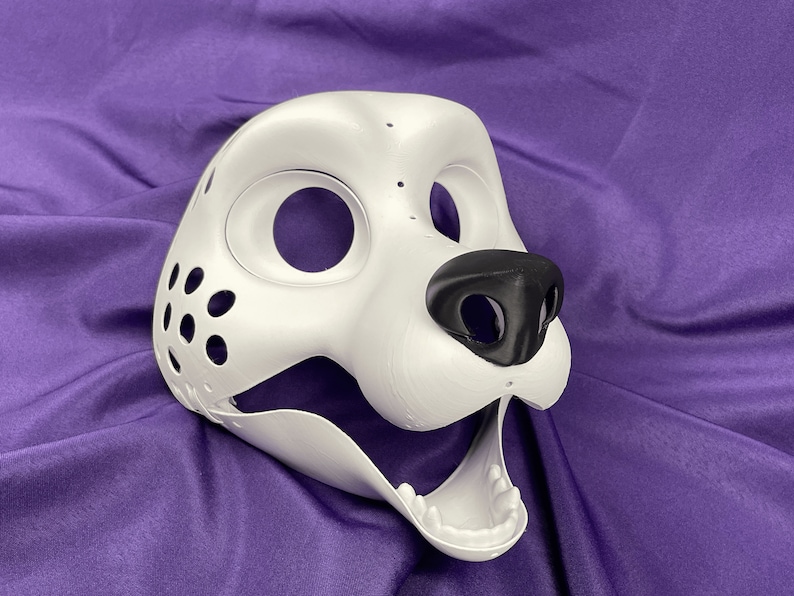 Op de afbeelding: Witte, ongeverfde vachtdiermasker met een zwarte neus en een open mond. Het masker heeft gaten voor de ogen en een gaasgebied aan de zijkant.