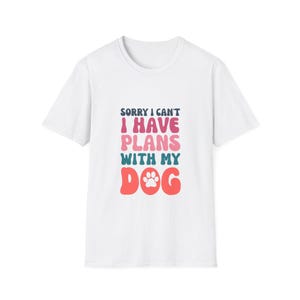 Hundeliebhaber Unisex Softstyle T-Shirt - Tut mir leid, ich kann nicht haben, ich habe Pläne mit meinem Hund, Geschenk für Tierbesitzer, Tierliebhaber Kleidung, lustiger Hund