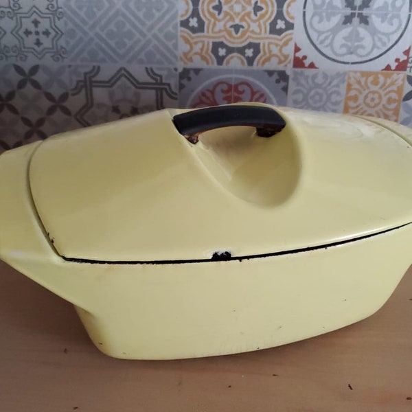 Cocotte en fonte vintage Le Creuset dessinée par Raymond Loewy couleur jaune