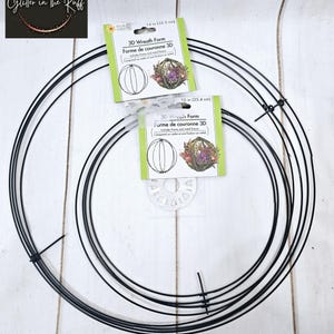 Może przedstawiać: Dwa czarne metalowe formy do wiank&oacute;w, jedna o średnicy 35,5 cm, a druga o średnicy 25,4 cm. Formy są wykonane z drutu i przeznaczone do tworzenia wiank&oacute;w.