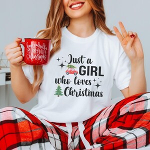 Camiseta Just a Girl Who Loves Christmas, camiseta navideña, colores cómodos, camiseta para amantes de la Navidad, sudadera navideña para mujer, camiseta teñida en prenda