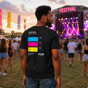 以下が含まれることがあります： 背面にグラフィックデザインが施された黒いTシャツ。FESTIVAL SUMMER VIBING #001の文字、シアン、マゼンタ、イエローの3つの水平カラーブロック、BASS、BUZZ、RUSH、POPの文字、そしてSHOW YOUR TRUE COLOURSというフレーズがプリントされています。