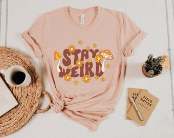 Stay Weird Flowers and Mushroom Camiseta unissex de manga curta