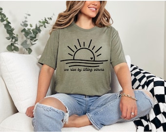 Wir steigen durch das Anheben anderer T-Shirt, Kindness T-Shirt, verbreiten Liebe Shirt, heben andere Top, positive Vibes Kleidung