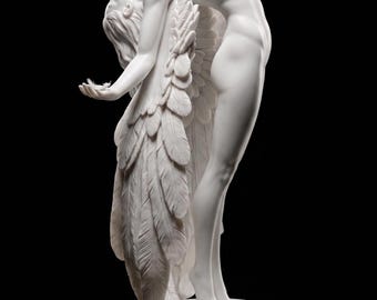 Könnte beinhalten: Eine weiße Marmorskulptur einer Figur mit gefiederten Flügeln, die sich nach hinten biegt. Der Kopf der Figur ist nach oben geneigt, und eine Hand ist ausgestreckt und hält eine Feder. Die Skulptur steht auf einem runden Sockel vor schwarzem Hintergrund.