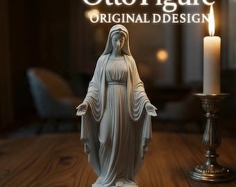 Könnte beinhalten: Eine weiße, matte Figur einer Frau mit Kopfbedeckung und drapierten Gewändern, die Arme ausgestreckt, mit dem Text Otto Figure ORIGINAL DDESIGN darüber. Rechts steht eine hohe weiße Kerze in einem metallischen Kerzenhalter.