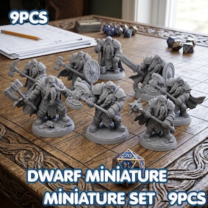 Puede incluir: Un conjunto de nueve miniaturas de enanos grises con diversas armas, incluyendo hachas, martillos y espadas. Las miniaturas están sobre una mesa de madera con dados y un bloc de notas. El texto en la imagen dice "9PCS" y "DWARF MINIATURE MINIATURE SET 9PCS".