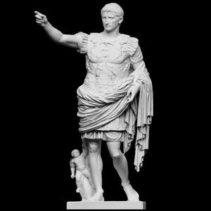 Op de afbeelding: Een witmarmeren standbeeld van een Romeinse keizer, met zijn rechterarm omhoog en wijzend. Hij draagt gedetailleerde bepantsering en een gedrapeerde toga. Een kleine figuur staat aan zijn voeten. Het standbeeld staat tegen een zwarte achtergrond.