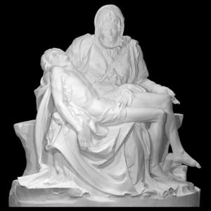 Könnte beinhalten: Eine weiße Marmorskulptur, die eine sitzende Figur zeigt, die eine liegende Figur hält. Die sitzende Figur ist in fließende Gewänder gehüllt, und die liegende Figur ist mit Stoff bedeckt. Die Skulptur steht vor einem schwarzen Hintergrund.