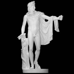 Könnte beinhalten: Eine weiße Marmorstatue einer nackten männlichen Figur, möglicherweise Apollo, mit Lorbeerkranz, drapiertem Tuch und einem kleinen Gegenstand in der rechten Hand. Die Statue steht auf einem Sockel mit Baumstamm- und Schlangen-Detail, vor schwarzem Hintergrund.