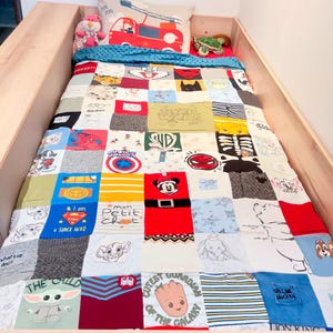 Coperta ricordo con i vestiti del tuo bambino