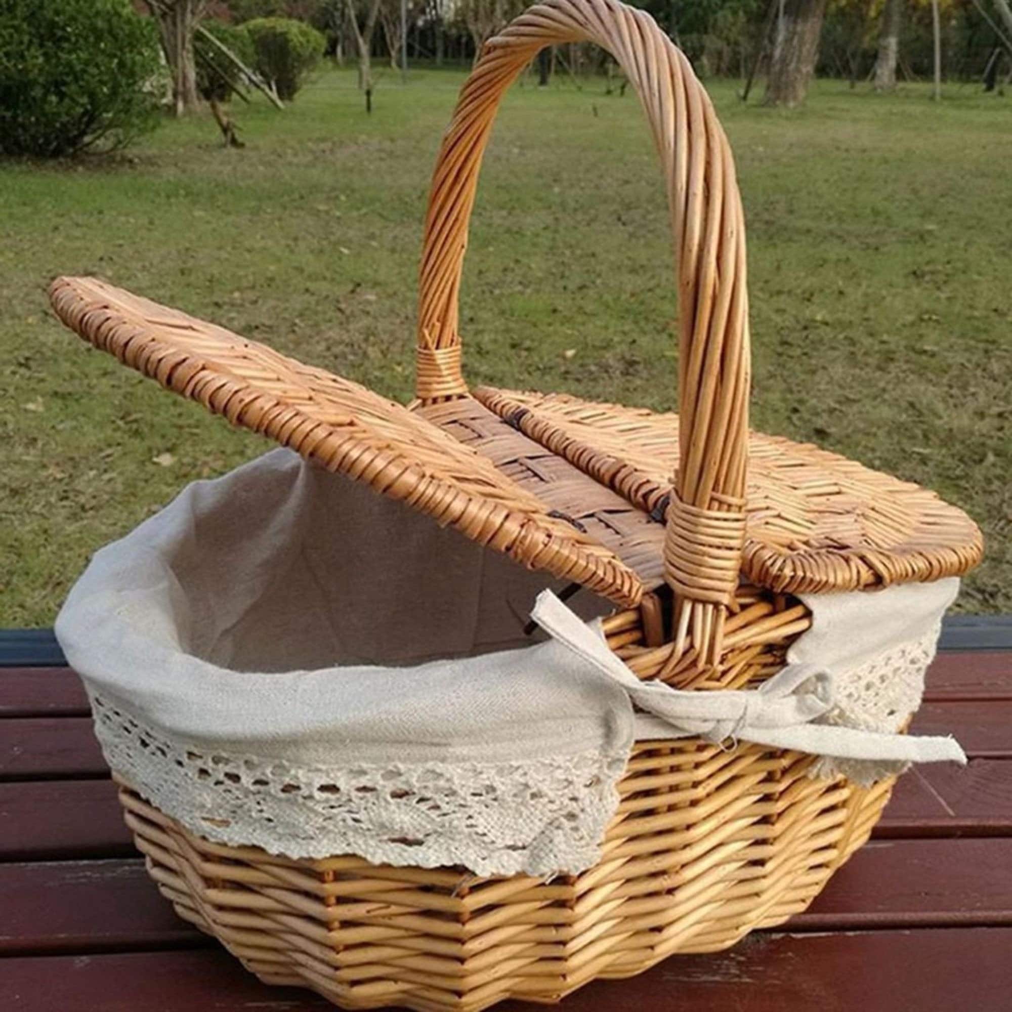 Round wicker basket with lid in natural colour. Picnic basket