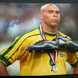 Ronaldo Nazário Autographed Photo – Signed R9 Memorabilia with COA – Framed Soccer Collectible – Brazil Legend Football Art Print