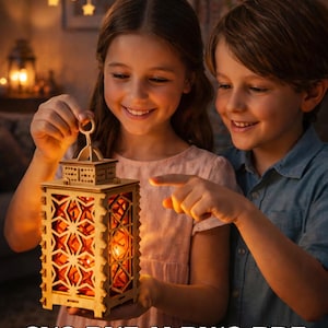 Könnte beinhalten: Eine Holzlaterne mit sternförmigen Ausschnitten, von innen beleuchtet, gehalten von einem Kind. Die Laterne ist mit 3 mm Laser geschnitten. Der Text SVG-DXF-AI-DWG-PDF ist ebenfalls vorhanden.