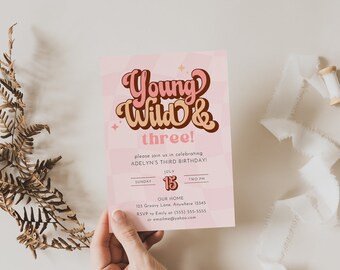 Young Wild and Drei Laden Vorlage, Gänseblümchen Regenbogen Groovy 3.Geburtstag einladen, Hippie Retro Geburtstagseinladung Sofort Download, Drei
