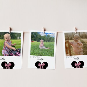 Puede incluir: Tres fotos de una ni&ntilde;a peque&ntilde;a a diferentes edades, cada una con un lazo rosa y la edad en meses escrita debajo. Las fotos est&aacute;n colgadas en una cuerda con pinzas para la ropa. La primera foto muestra a la beb&eacute; con un vestido floral, la segunda muestra a la beb&eacute; sentada en la hierba y la tercera muestra a la beb&eacute; de pie junto a una silla.