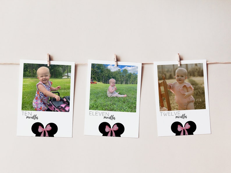 Puede incluir: Tres fotos de una ni&ntilde;a peque&ntilde;a a diferentes edades, cada una con un lazo rosa y la edad en meses escrita debajo. Las fotos est&aacute;n colgadas en una cuerda con pinzas para la ropa. La primera foto muestra a la beb&eacute; con un vestido floral, la segunda muestra a la beb&eacute; sentada en la hierba y la tercera muestra a la beb&eacute; de pie junto a una silla.