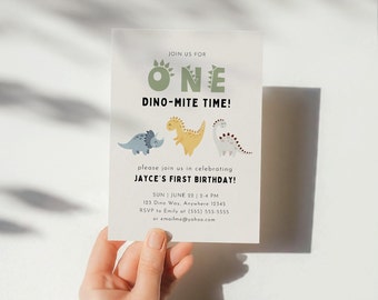 Peut inclure: Une invitation de fête d'anniversaire de dinosaure bleu clair, vert et jaune avec le texte "JOIN US FOR ONE DINO-MITE TIME!" et "Please join us in celebrating JAYCE'S FIRST BIRTHDAY!" L'invitation comprend la date, l'heure, l'adresse et les informations RSVP.